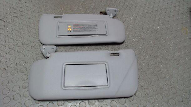 Foto: SONNENBLENDENPAAR ( LINKS BELEUCHTET ) eines Nissan Primera Traveller 1.8