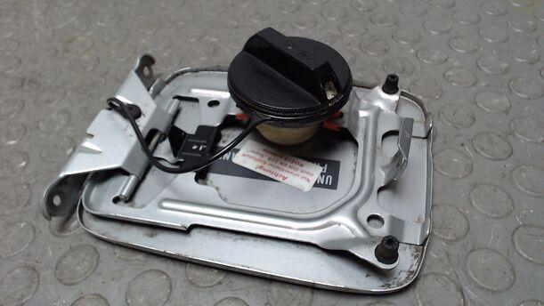 Foto: TANKKLAPPE / TANKDECKEL eines Nissan Primera Traveller 1.8