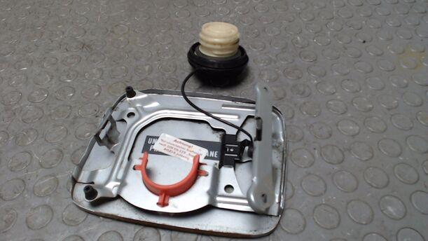 Foto: TANKKLAPPE / TANKDECKEL eines Nissan Primera Traveller 1.8