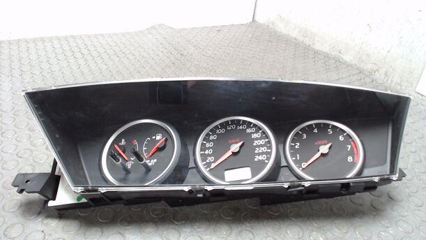 Foto: TACHOEINHEIT / KOMBIINSTRUMENT eines Nissan Primera Traveller 1.8