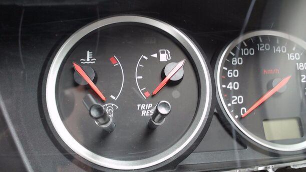 Foto: TACHOEINHEIT / KOMBIINSTRUMENT eines Nissan Primera Traveller 1.8