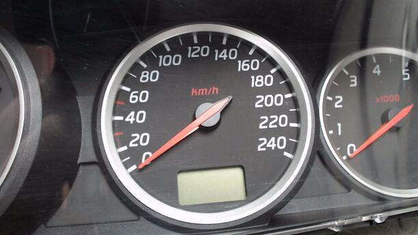 Foto: TACHOEINHEIT / KOMBIINSTRUMENT eines Nissan Primera Traveller 1.8