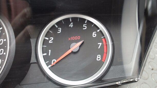 Foto: TACHOEINHEIT / KOMBIINSTRUMENT eines Nissan Primera Traveller 1.8