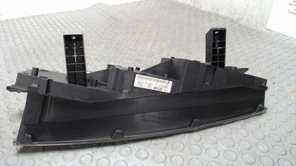 Foto: TACHOEINHEIT / KOMBIINSTRUMENT eines Nissan Primera Traveller 1.8