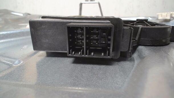 Foto: FENSTERHEBER ELEKTRISCH HINTEN LINKS ( FACELIFT ) eines VW Polo 1.9 TDI S