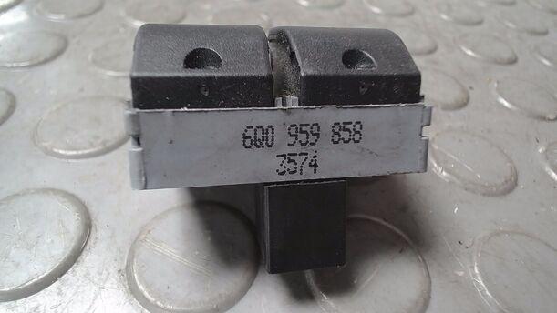 Foto: FENSTERHEBERSCHALTER eines VW Polo 1.9 TDI