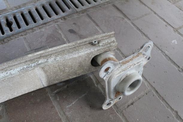 Foto: VERSTÄRKUNG VORN ( FACELIFT AB 2000 ) eines Audi A3 1.6