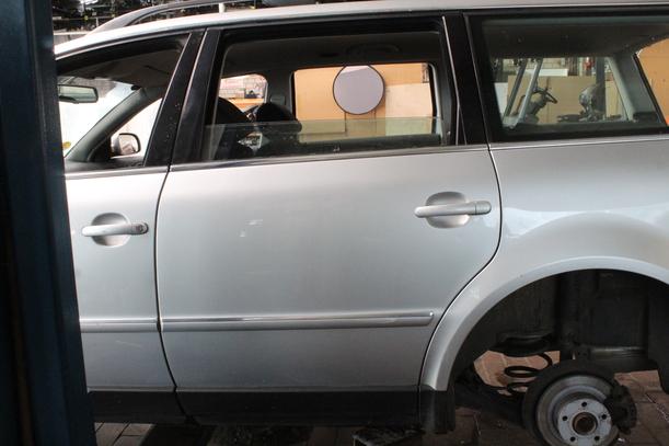 Foto: TÜR HINTEN LINKS ( VARIANT ) eines VW Passat Variant 1.9 TDI