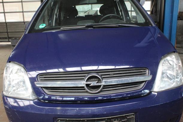 Foto: MOTORHAUBE eines Opel Meriva 1.6 16V