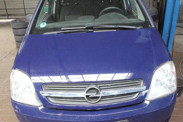 Foto: MOTORHAUBE eines Opel Meriva 1.6 16V
