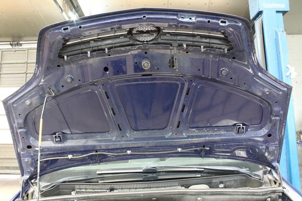Foto: MOTORHAUBE eines Opel Meriva 1.6 16V