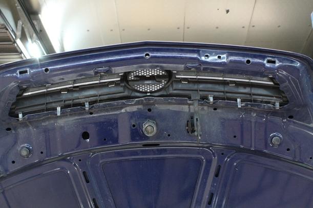 Foto: MOTORHAUBE eines Opel Meriva 1.6 16V