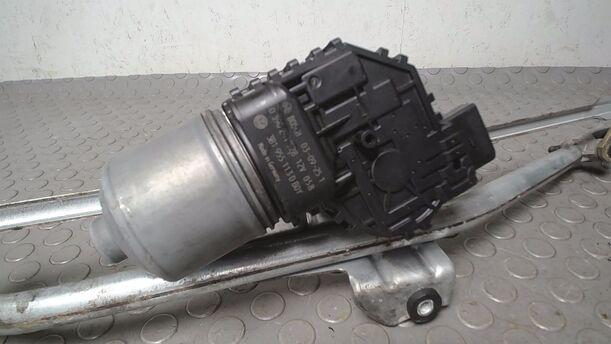 Foto: SCHEIBENWISCHERMOTOR VORN eines VW Passat Variant 1.9 TDI