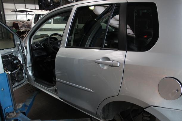 Foto: TÜR HINTEN LINKS ( ROSTANSÄTZE ) eines Mazda 2 1.4 CD