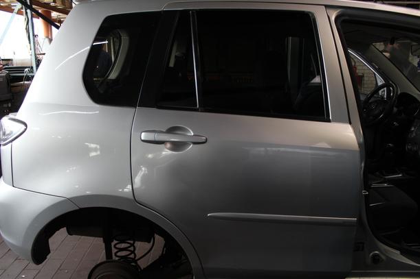 Foto: TÜR HINTEN RECHTS ( ROSTANSATZ UNTERKANTE ) eines Mazda 2 1.4 CD
