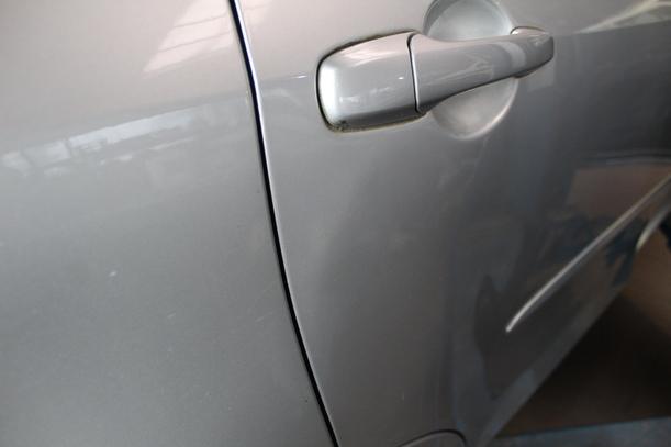 Foto: TÜR HINTEN RECHTS ( ROSTANSATZ UNTERKANTE ) eines Mazda 2 1.4 CD