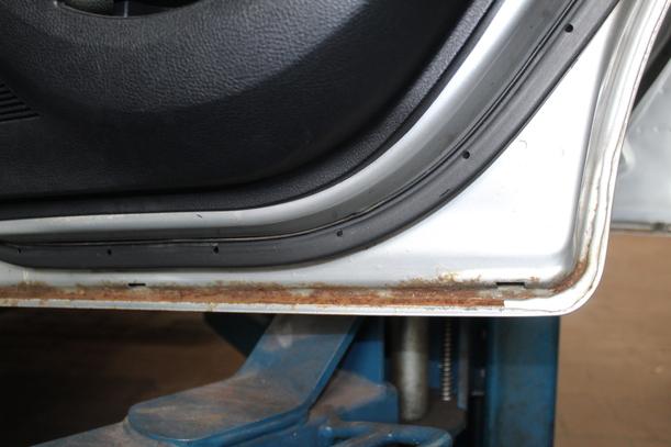 Foto: TÜR HINTEN RECHTS ( ROSTANSATZ UNTERKANTE ) eines Mazda 2 1.4 CD
