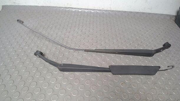 Foto: SCHEIBENWISCHERARME VORN eines Mazda 2 1.4 CD