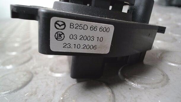 Foto: SCHALTER SPIEGELVERSTELLUNG eines Mazda 2 1.4 CD LX