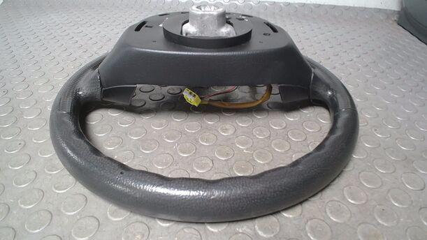 Foto: LENKRAD ( OHNE AIRBAG ) eines Mazda 2 1.4 CD LX