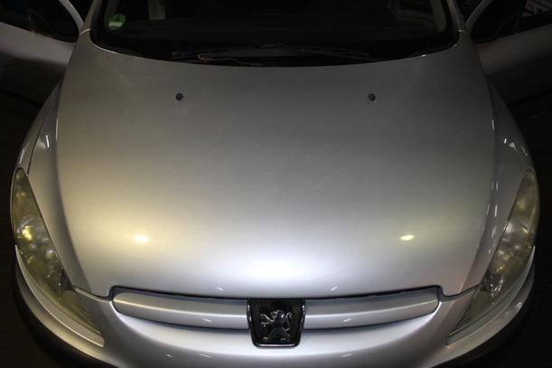 Foto: MOTORHAUBE eines Peugeot 307 110