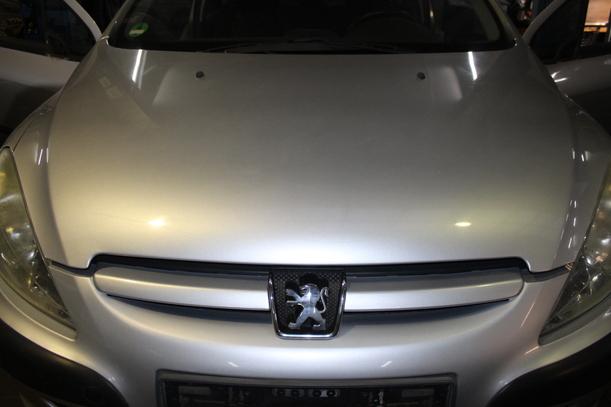 Foto: MOTORHAUBE eines Peugeot 307 110
