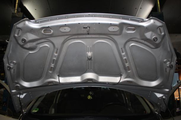 Foto: MOTORHAUBE eines Peugeot 307 110