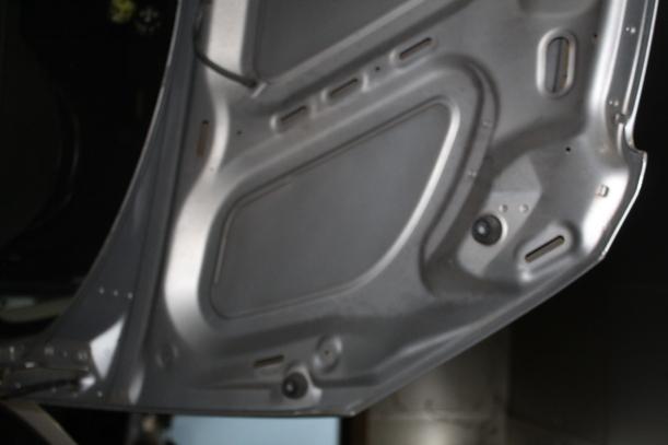 Foto: MOTORHAUBE eines Peugeot 307 110