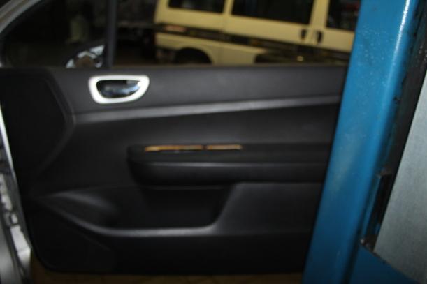 Foto: TÜR VORN RECHTS eines Peugeot 307 110