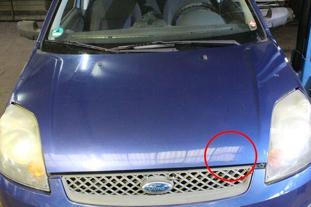 Foto: MOTORHAUBE eines Ford Fiesta 1.3