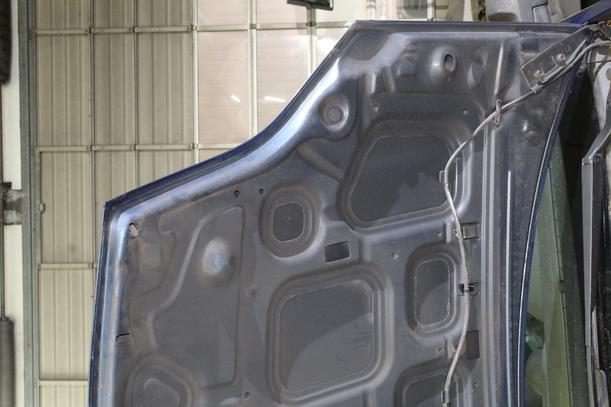 Foto: MOTORHAUBE eines Ford Fiesta 1.3