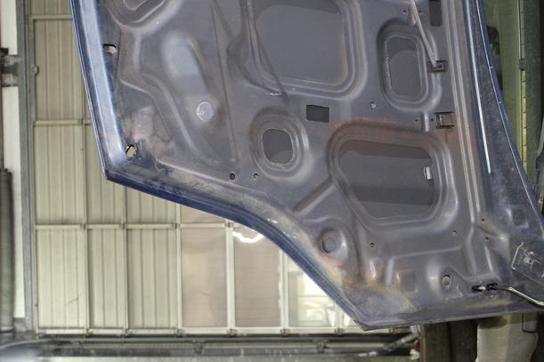 Foto: MOTORHAUBE eines Ford Fiesta 1.3