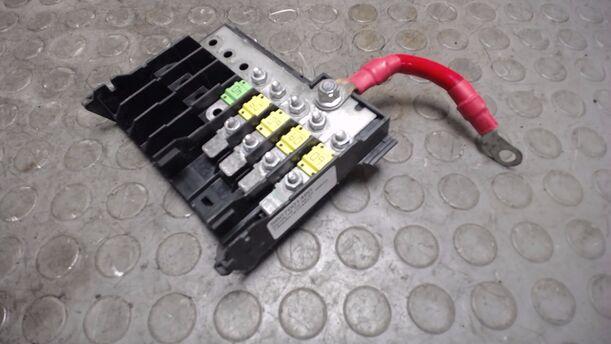 Foto: SICHERUNGSKASTEN BATTERIE eines Ford Fiesta 1.6