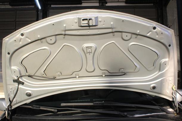 Foto: MOTORHAUBE eines Renault Clio 1.2 16V