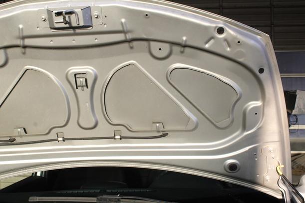 Foto: MOTORHAUBE eines Renault Clio 1.2 16V