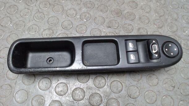 Foto: FENSTERHEBERSCHALTER VORN LINKS eines Peugeot 307 110