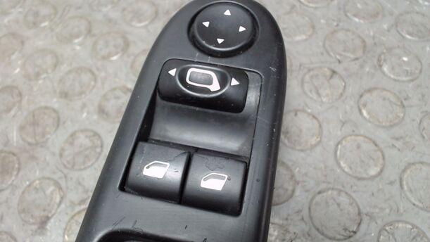 Foto: FENSTERHEBERSCHALTER VORN LINKS eines Peugeot 307 110