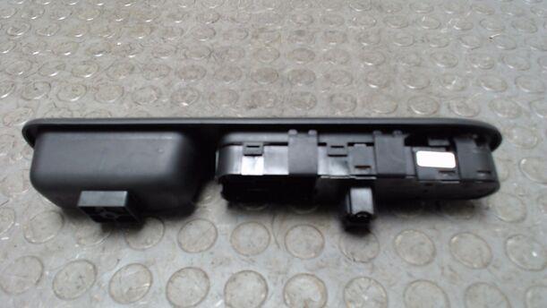 Foto: FENSTERHEBERSCHALTER VORN LINKS eines Peugeot 307 110