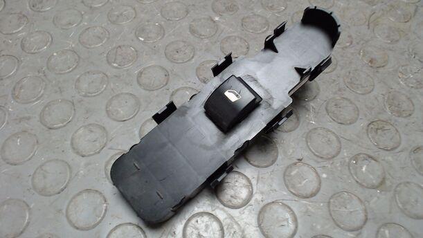 Foto: FENSTERHEBERSCHALTER eines Peugeot 307 110