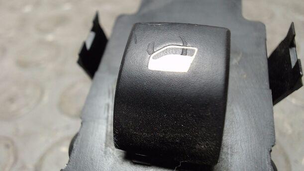 Foto: FENSTERHEBERSCHALTER eines Peugeot 307 110