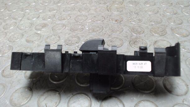 Foto: FENSTERHEBERSCHALTER eines Peugeot 307 110
