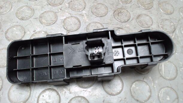 Foto: FENSTERHEBERSCHALTER eines Peugeot 307 110