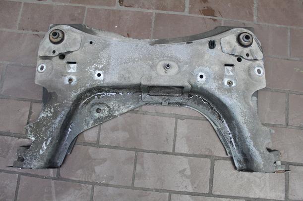 Foto: ACHSE VORN / VORDERACHSTRÄGER eines Renault Clio 1.2 16V