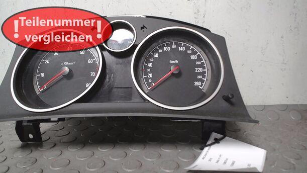 Foto: TACHOEINHEIT/ INSTRUMENTENTAFEL ( ENTHEIRATET ) eines Opel Astra Twin Top 1.8