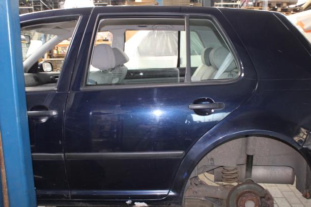 Foto: TÜR HINTEN LINKS ( LIMOUSINE ) eines VW Golf 1.4