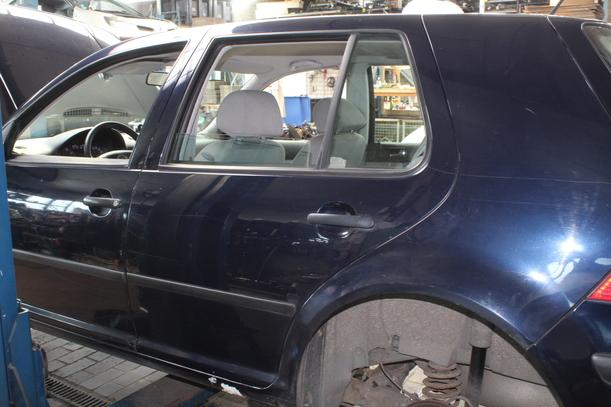 Foto: TÜR HINTEN LINKS ( LIMOUSINE ) eines VW Golf 1.4