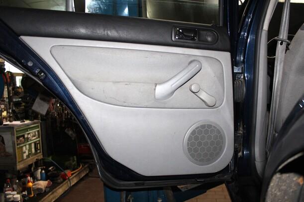 Foto: TÜR HINTEN LINKS ( LIMOUSINE ) eines VW Golf 1.4
