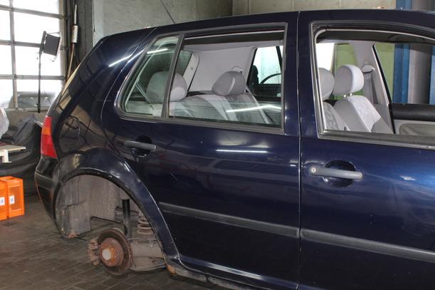 Foto: TÜR HINTEN RECHTS ( LIMOUSINE ) eines VW Golf 1.4