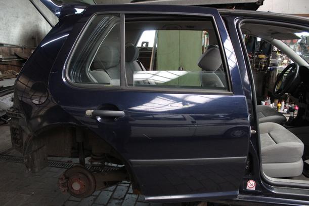 Foto: TÜR HINTEN RECHTS ( LIMOUSINE ) eines VW Golf 1.4