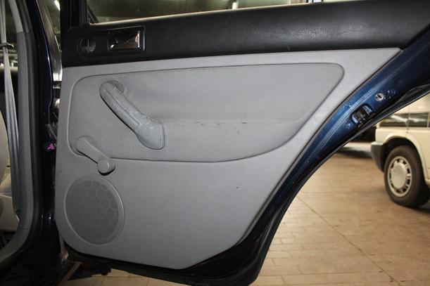 Foto: TÜR HINTEN RECHTS ( LIMOUSINE ) eines VW Golf 1.4